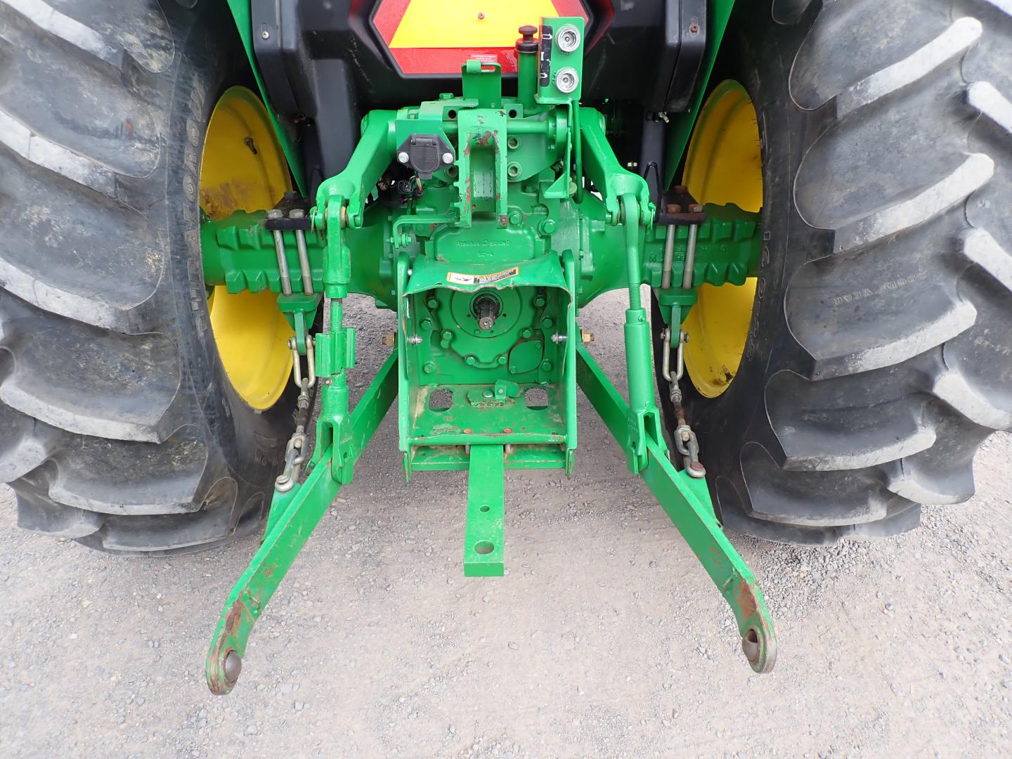 ./imagenes/INVOICE/2019/16432/TRACTOR JOHN DEERE_5065E (12).JPG